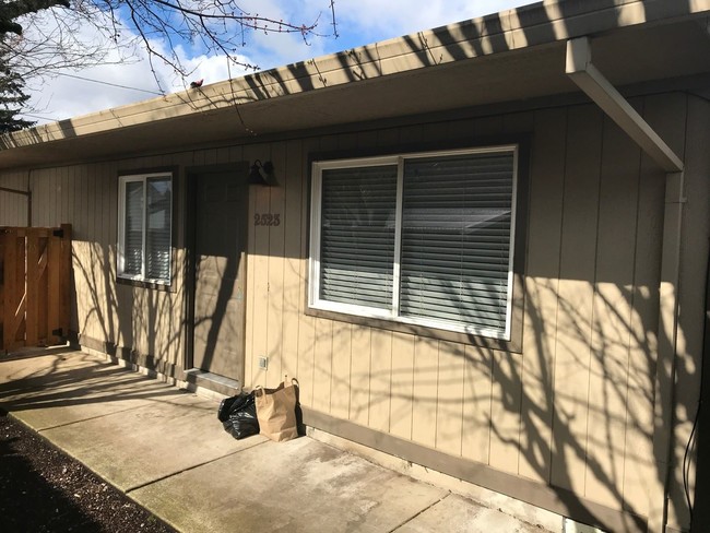 Building Photo - 2523-2525 SE 138th Ave