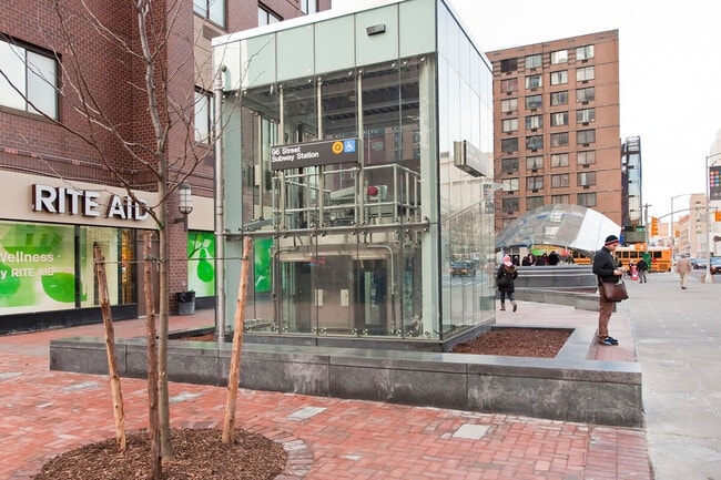 Building Photo - 1676 3rd Ave