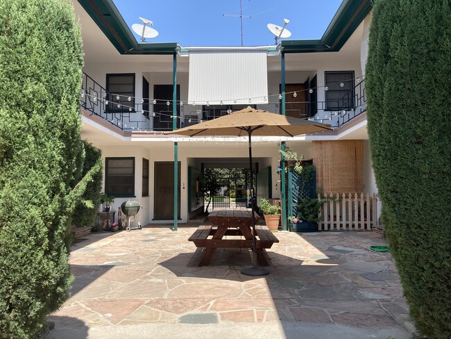 Central courtyard patio - 11666 Magnolia Blvd