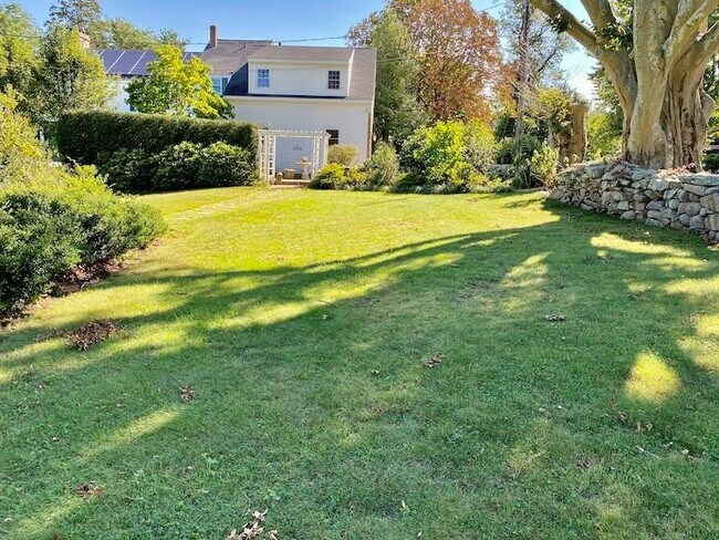 Foto del edificio - 495 Congdon Hill Rd