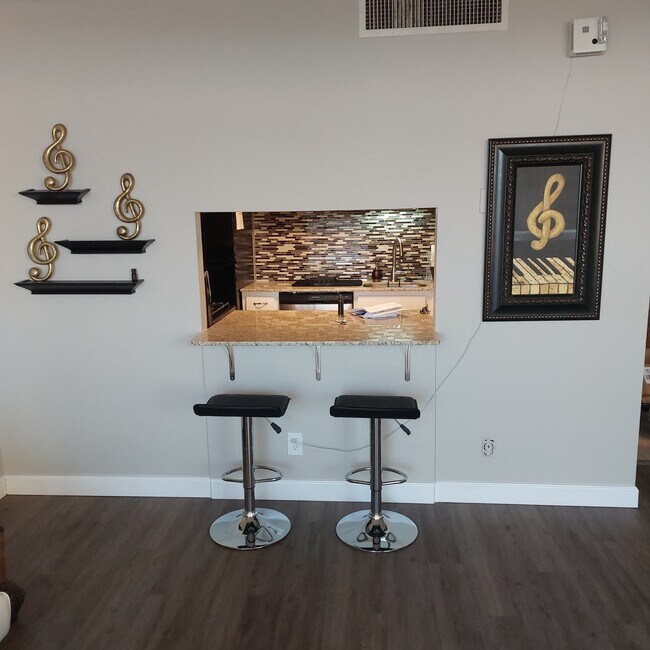 Building Photo - 450 W 7th St