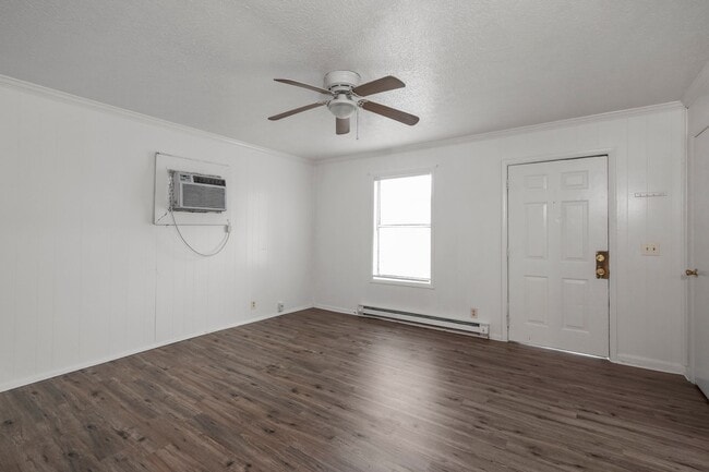 Building Photo - 2 Bedroom Duplex with Huge Back Yard!