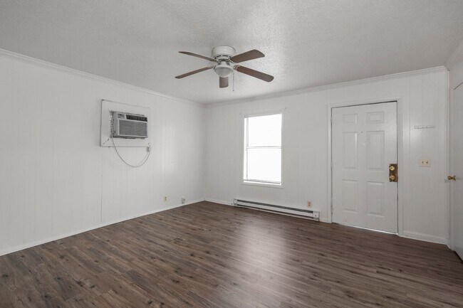 Foto del edificio - FIRST FULL MONTHS RENT FREE!! 2 Bedroom Duplex with Huge Back Yard!