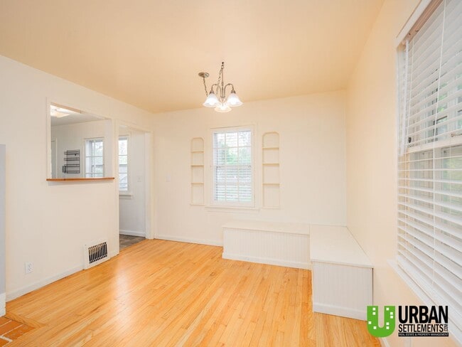 Building Photo - Charming 2 bed room 1.5 bathroom Cottage i...