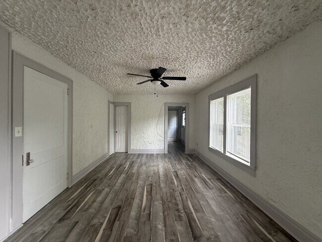 Foto del edificio - 669 Avenue B NW