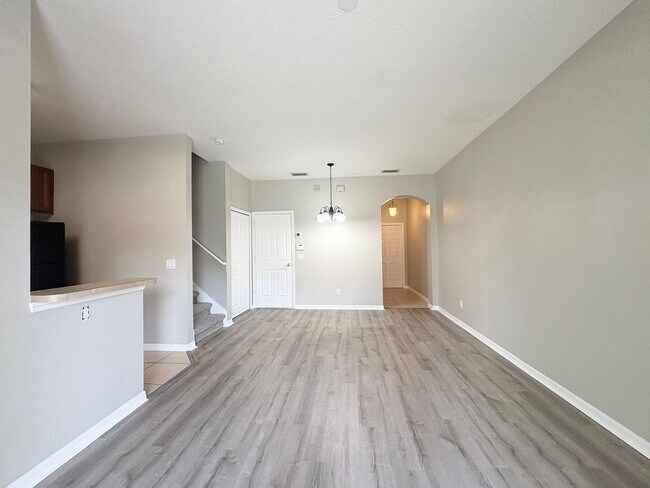 Foto del edificio - Gated 3B/2.5B Sanford Townhome ~ Fresh paint! ~ New flooring!