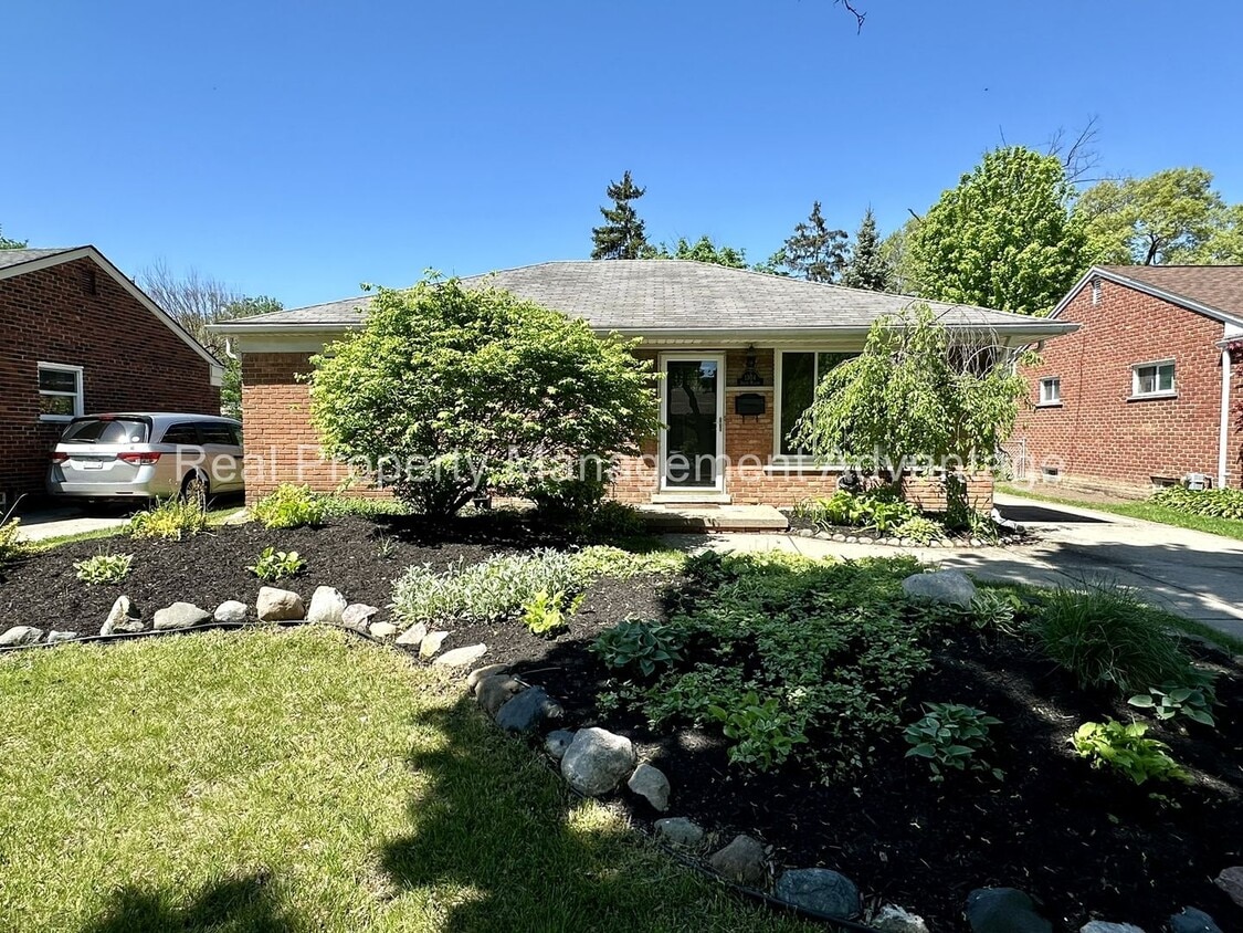 Primary Photo - Mid-Century 3 Bed/2 Bath Ranch Near Downto...