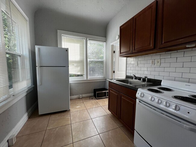 Foto del edificio - 408 W Howry Ave