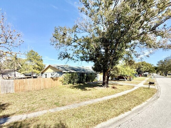 Foto del edificio - 6475 Cedarbrook Dr