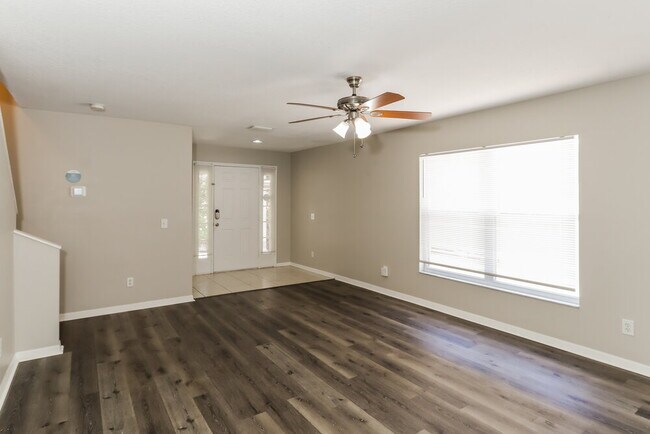 Foto del edificio - 1818 Horsechestnut Ct