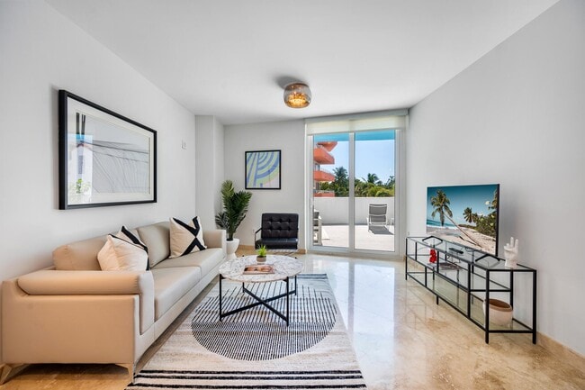 Building Photo - 225 Collins Ave