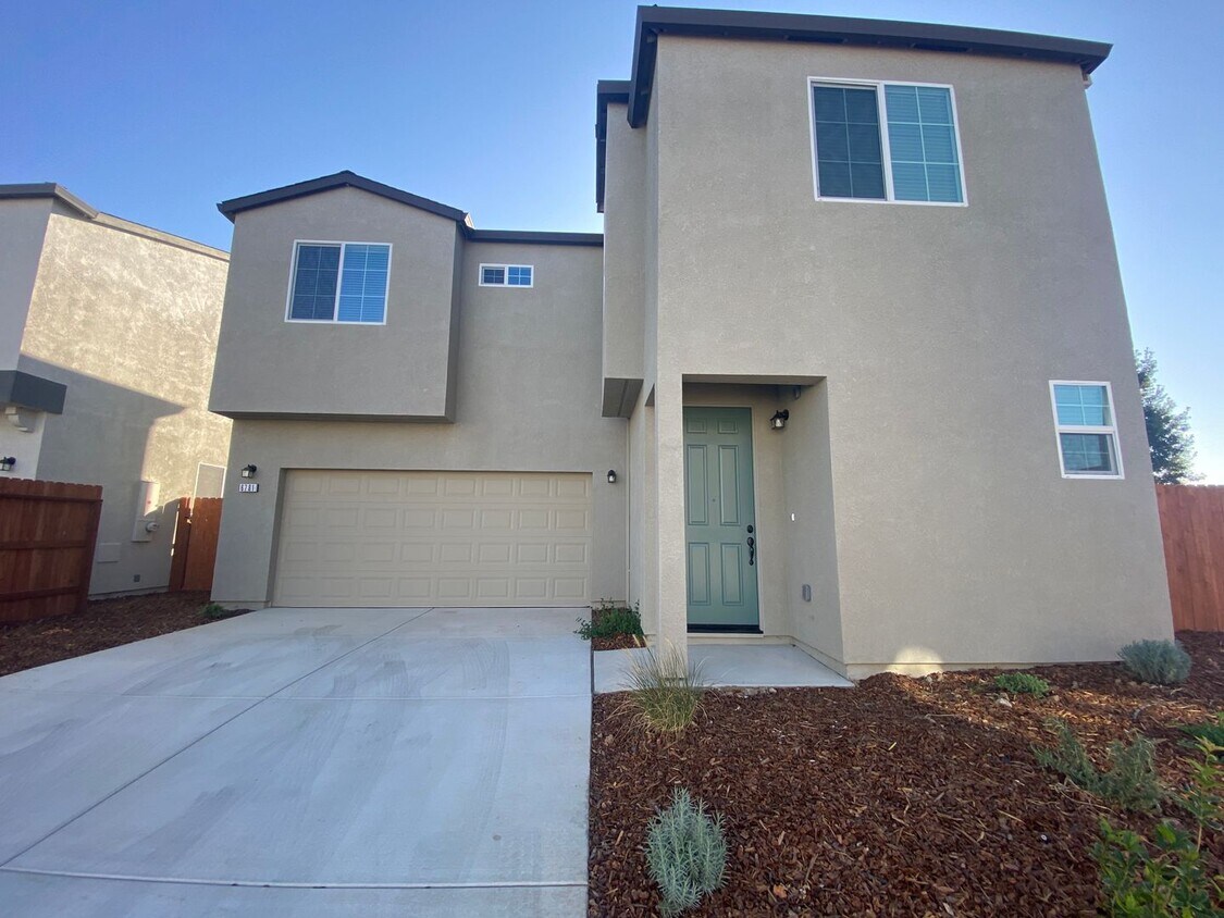 Foto principal - Newer Construction 4 Bedroom 2.5 Bath Home...