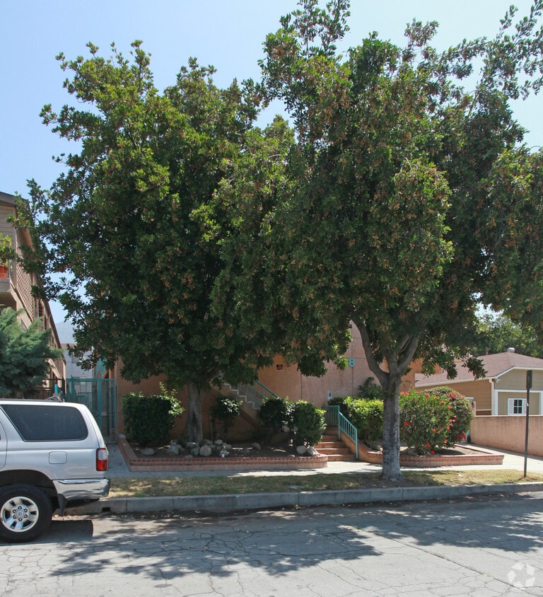 Building Photo - 718 S 5th St