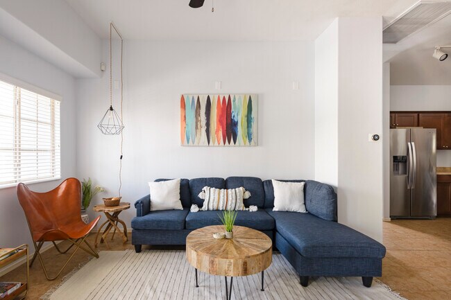 Foto del edificio - 2402 E 5th St