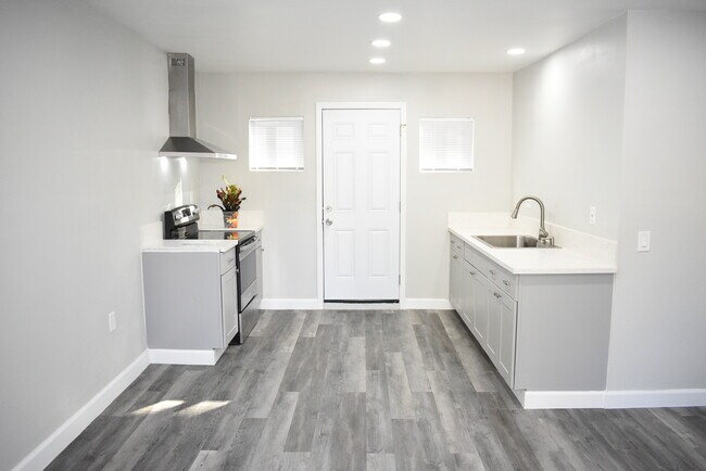 Kitchen with alley access - 3940 5th St