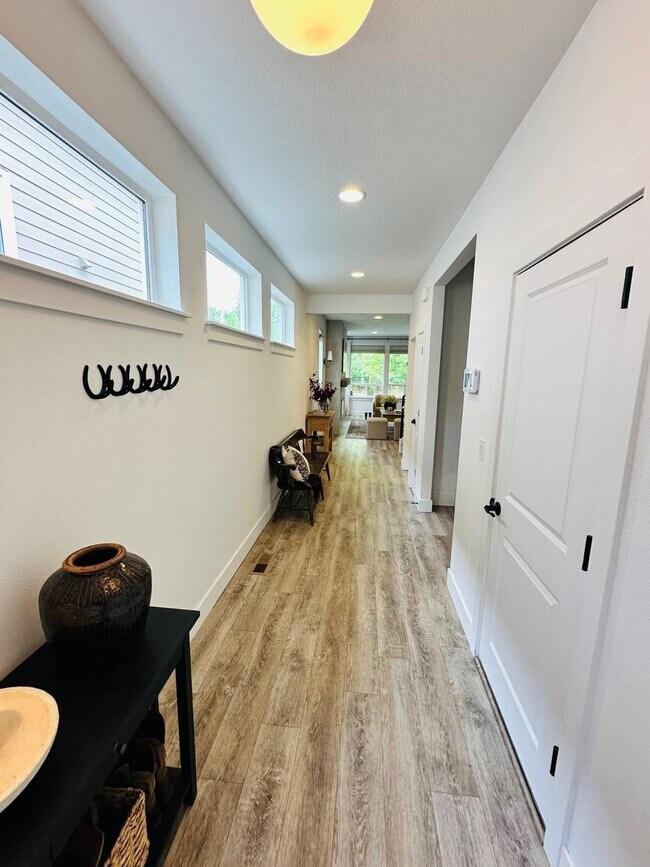 Foto del edificio - Charming Newer Ridgefield Home with Upgrades Throughout