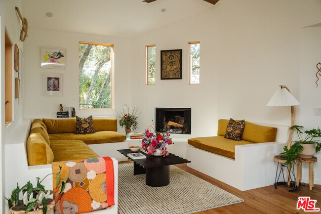 Foto del edificio - 2002 Tuna Canyon Rd