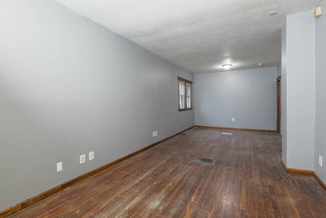 Foto del edificio - 697 N Main St