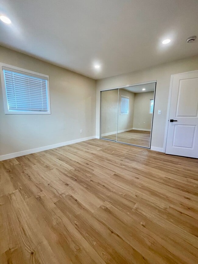 Building Photo - 8862 Golf Dr
