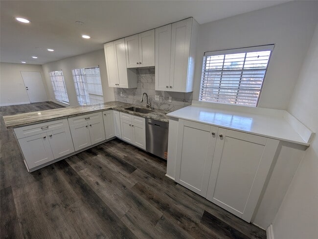 Building Photo - 2101 Fountain View Dr