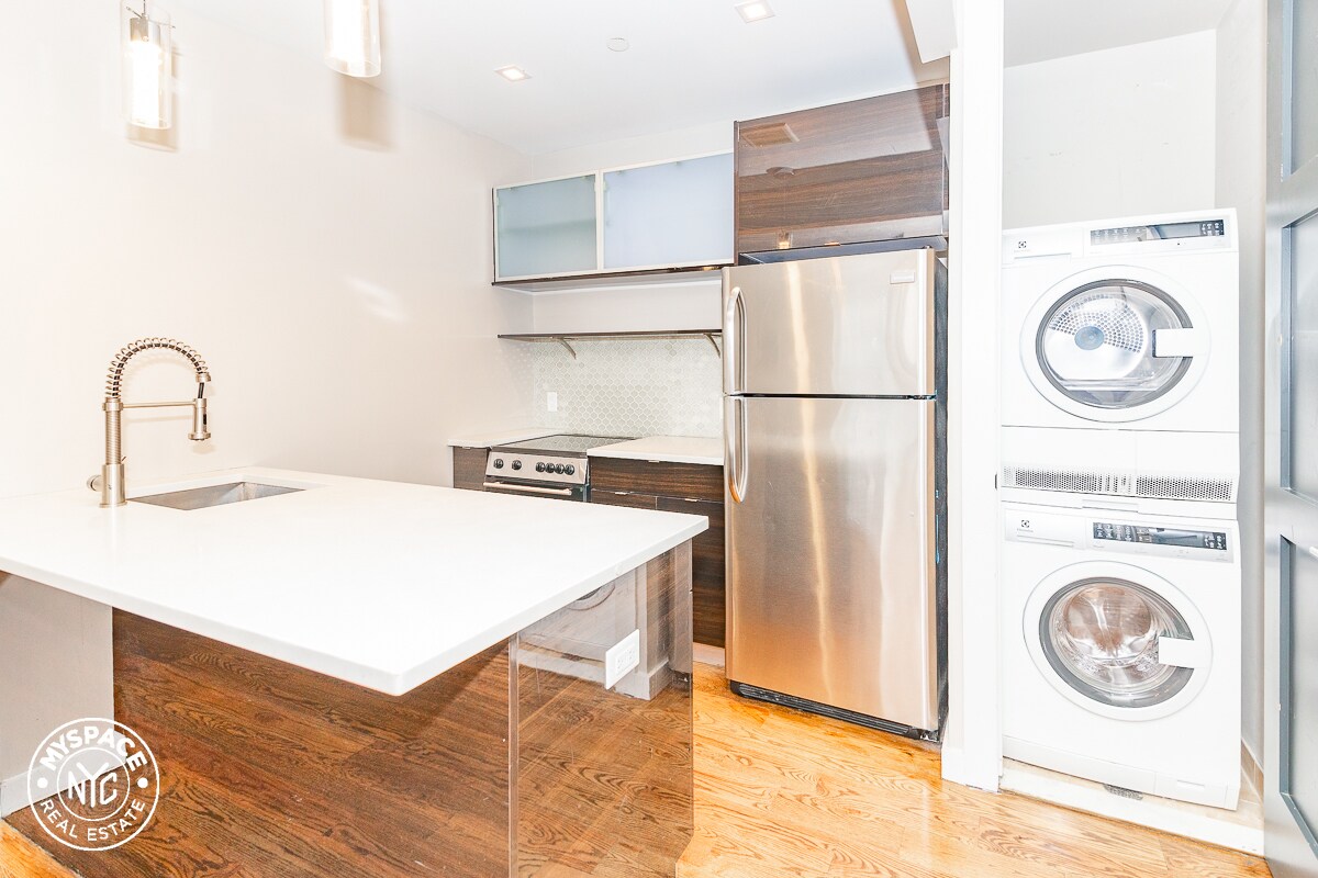 Primary Photo - 133 Leonard St