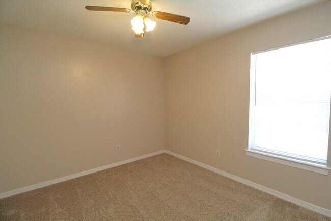 Building Photo - Charming Townhome with Fireplace & Fenced ...