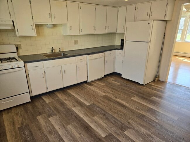 Building Photo - 10 Myles Standish Dr