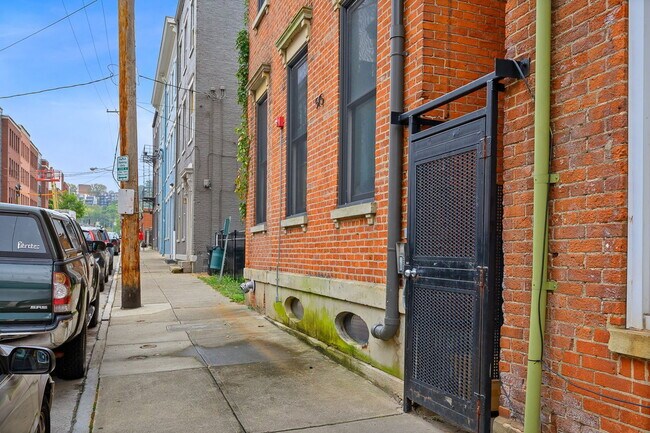 Building Photo - 515 E 12th St