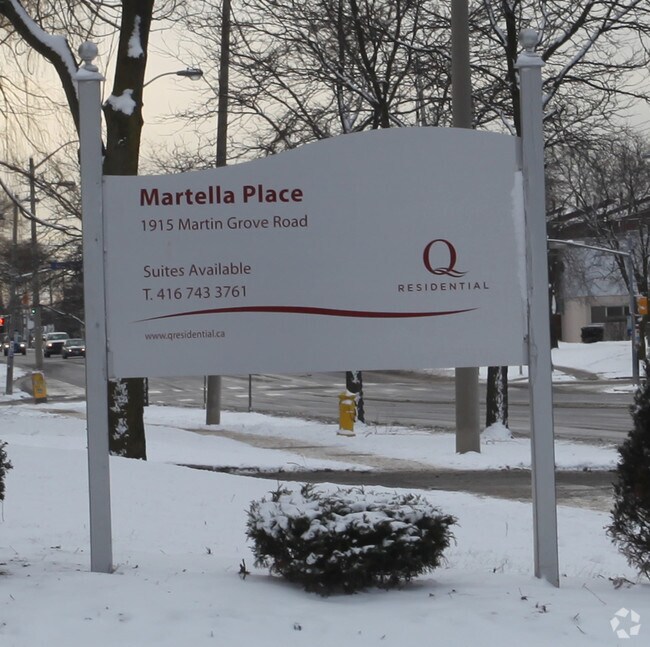 Photo du bâtiment - 1915 Martin Grove Rd