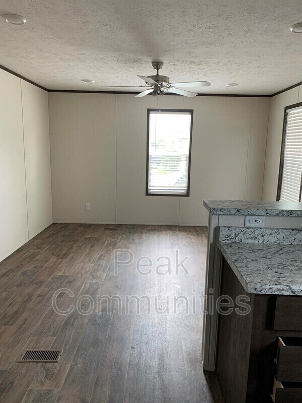 Foto del edificio - 8050 Daymist Dr