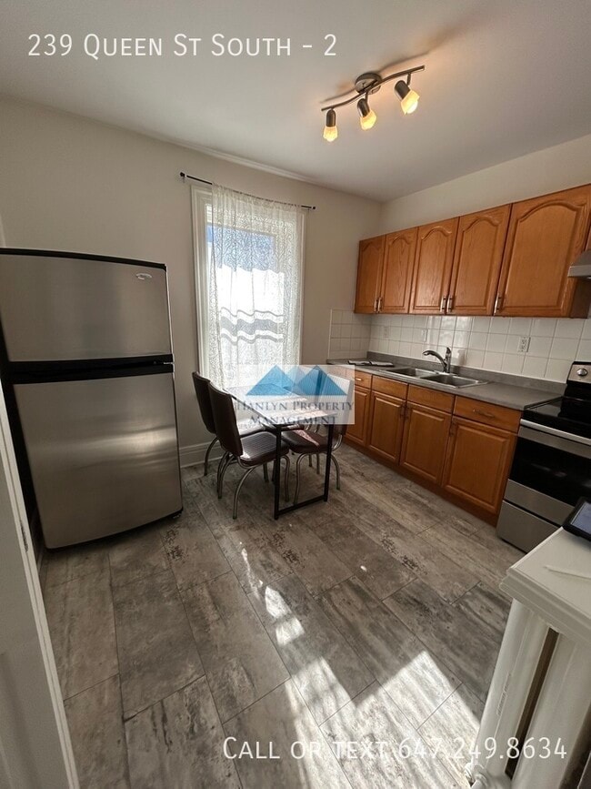 Photo du bâtiment - 239 Queen St S