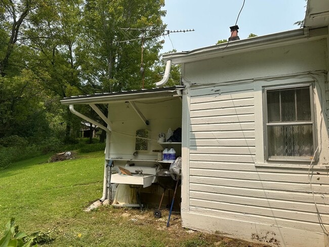 Building Photo - 3 bedroom/1 bath house  Fall Branch, TN