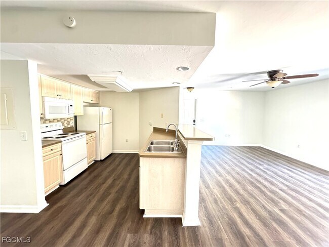 Foto del edificio - 1773 Four Mile Cove Pkwy