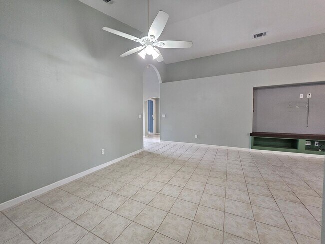 Foto del edificio - Spacious 3-bed, 2-bath Home Designed for Comfortable everyday living in Clermont, FL