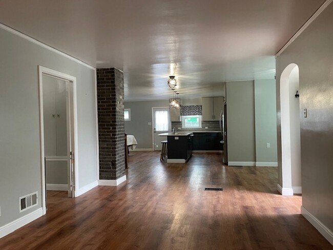 Building Photo - House For Lease
