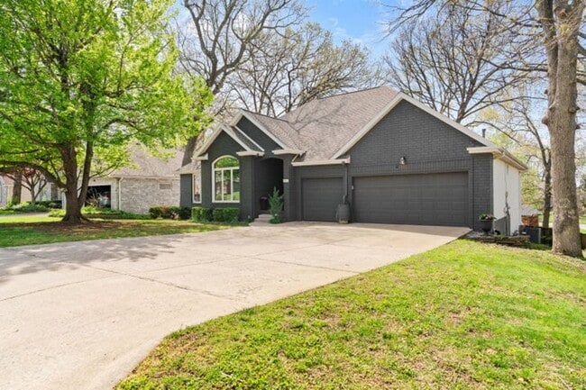 Building Photo - 840 E Gaslight Dr