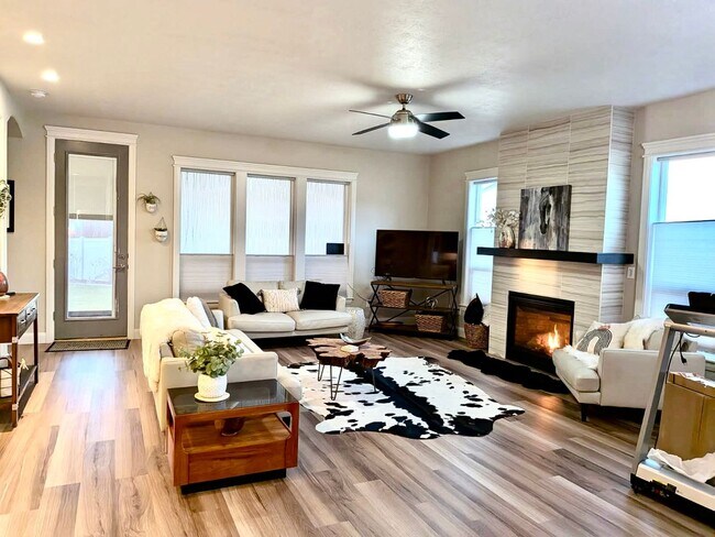 Building Photo - Lovely Single Level 2 Bed 2.5 Bath Home with Office in Meridian