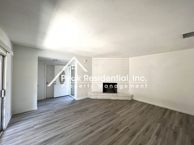 Building Photo - Updated 3bd/2ba Roseville Duplex with 2 Ca...