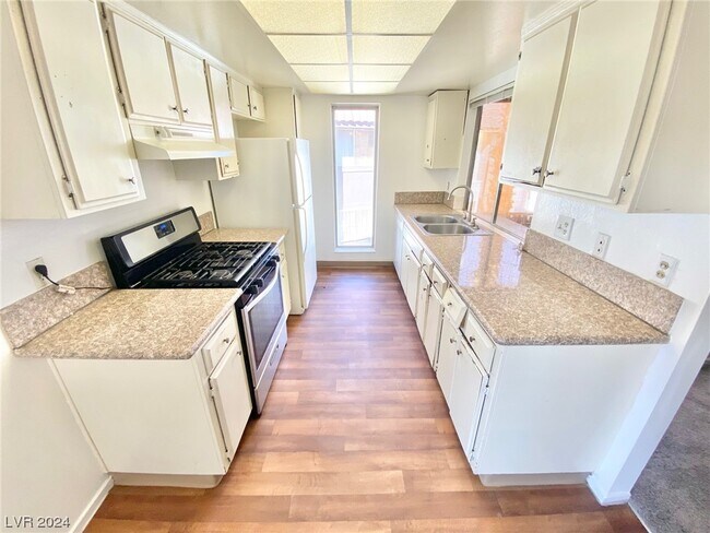 Building Photo - 1405 E Vegas Valley Dr