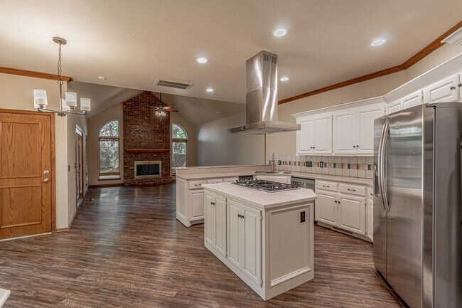 Foto del edificio - Beautiful 4-Bedroom, 3-Bath Home with 3-Ca...