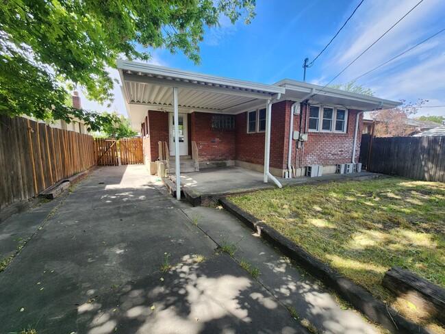 Building Photo - HONEY! Stop Scrolling! - FABULOUS!!!! Downtown SLC 3 bd house!