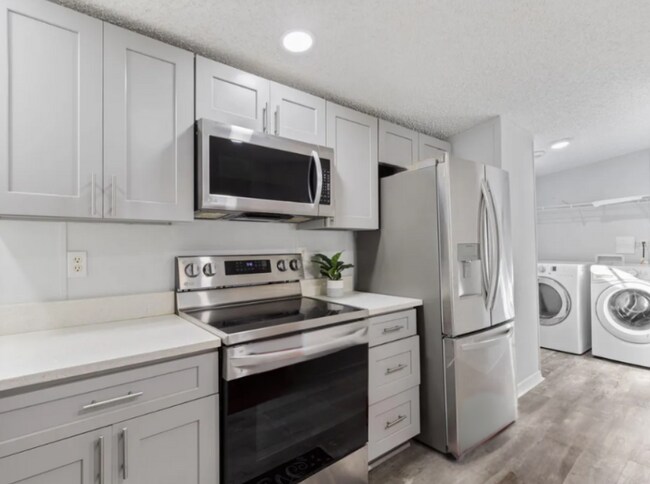 Foto del edificio - 2131 Odessa Gardens Ln