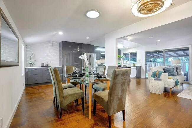 Foto del edificio - 3420 Woodside Ln
