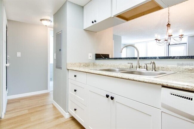 Foto del edificio - 2615 Cove Cay Dr