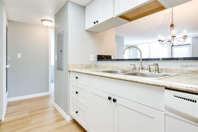 Building Photo - 2615 Cove Cay Dr