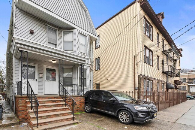 Foto del edificio - 313 Chapel Ave