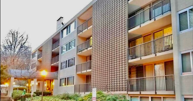 Foto del edificio - 4420 Briarwood Ct N
