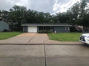 Building Photo - 151 Oak Dr