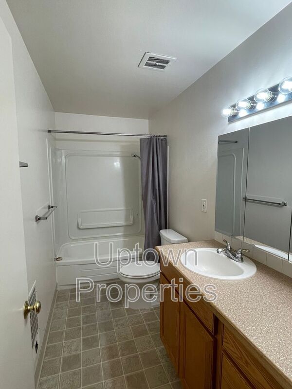 Foto del edificio - 1420 SW Bertha Blvd