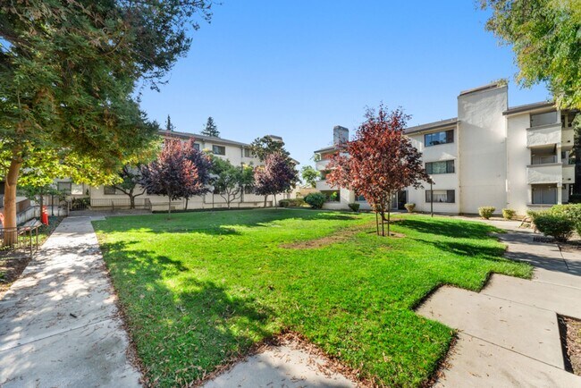 Foto del edificio - Charming 2-Bedroom, 2-Bathroom Condo with ...
